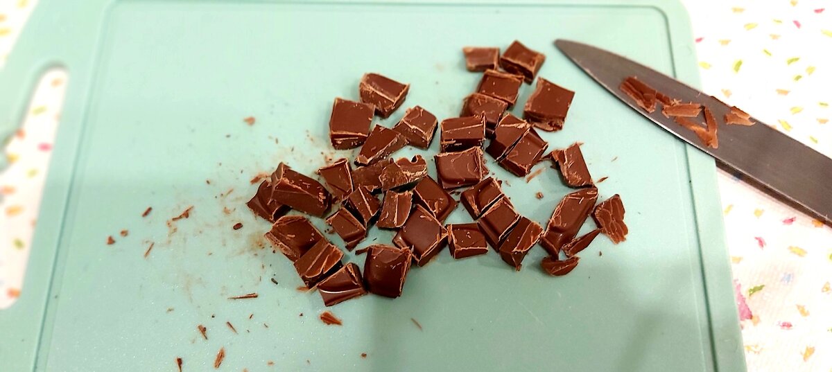 Нарезали шоколадку на мелкие кусочки 