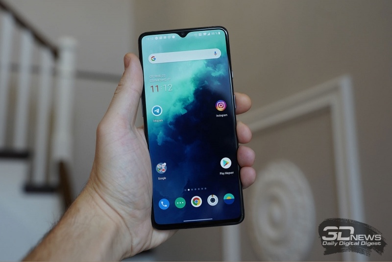 Экран, фронтальная камера в виде капли.