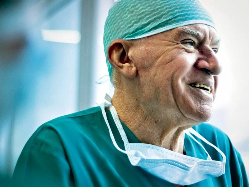 Какой самый лучший хирург. Врач хирург лео бокерия. Приходько антон вячеславович профессор урологии. Красножон дмитрий андреевич маммолог. Какой самый лучший хирург.