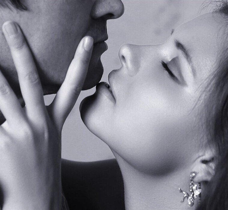 прикосновение рук. нежный поцелуй. ласки тела. страстные объятия. девушка соблазняет мужчину.