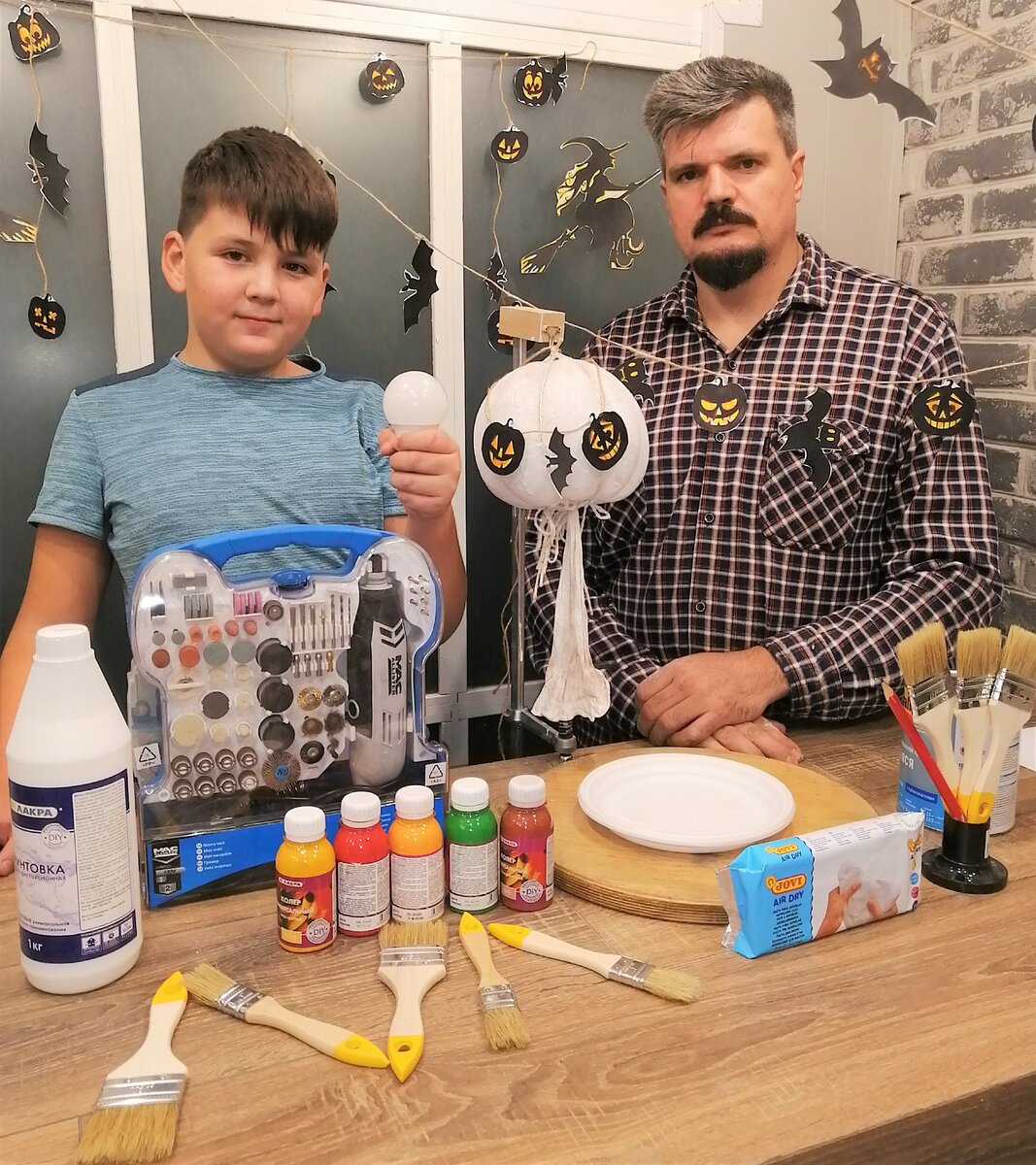 Конкурс diy блоггеров 2023. Человек фонарь делает своими руками в мастерской.