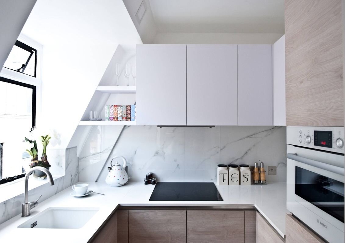 П-образный угловой кухонный гарнитур для маленькой кухни.