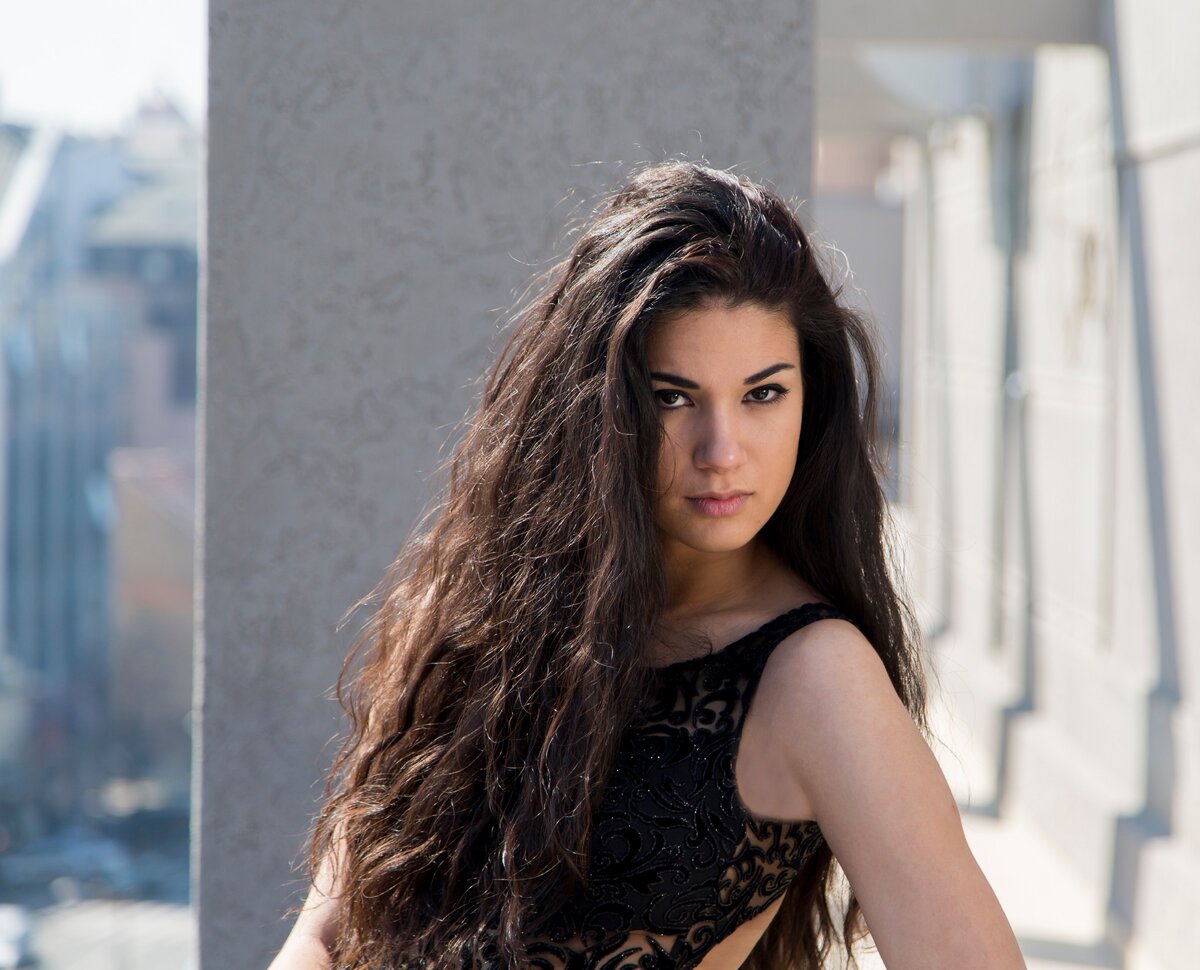 Длинные волосы, развивающиеся на ветру - к скорому путешествию.