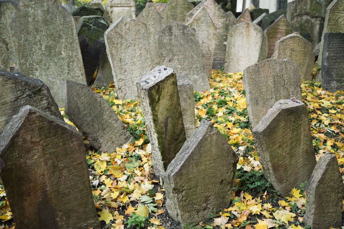 Дети среди могил - к приятным переменам.