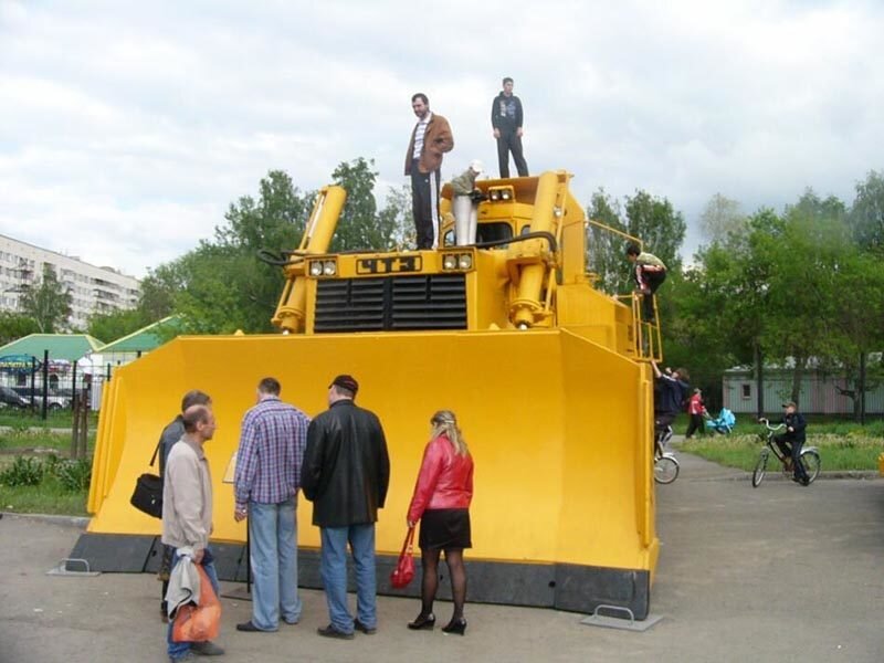 Речь пойдёт о самом большом тракторе, который производили в Челябинске. Где же ещё производят что-то столь же эпичное и мощное.-2