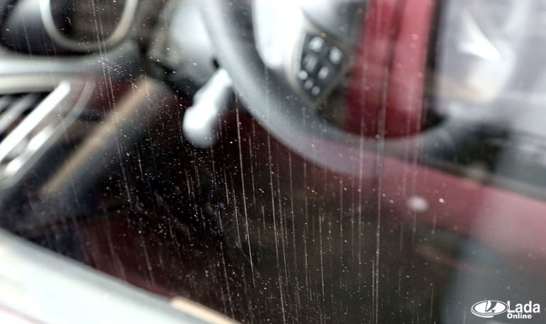 Потёртости на дверных стёклах lada Vesta. Фото с Lada Online