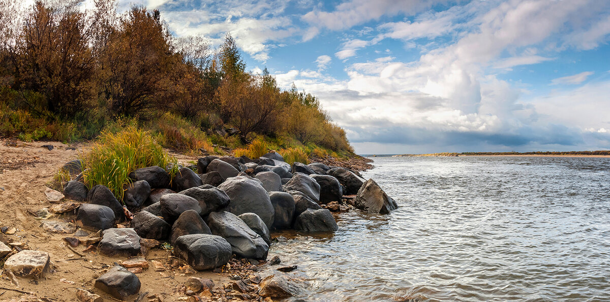 Берегом моря берегом реки. Река Сылва крутой Каменистый берег. Каменистый ручей Сылва. Камни валуны берег река ручей. Каменистые речки Карелии.