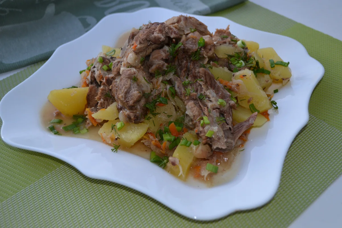 Гарнир к тушеной капусте. Свиные рёбрышки с капустой в духовке. Капуста со свиными ребрами. Тушеная капуста со свиными ребрышками. Капуста со свиными ребрами.