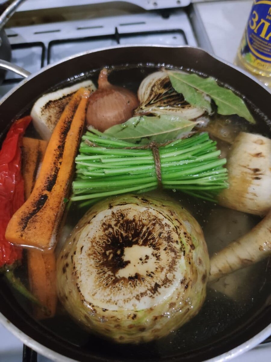 Как говаривает знаменитый шведский повар Илья Исаакович Лазерсон, "Бульон - это мусорное ведро". В хорошем ессно смысле. Все обрезки, все отходы, всё ненужное - всё в бульон. Баще будет.