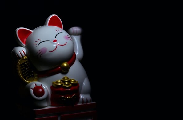 Японская фигурка Манэки-Нэко, привлекающая деньги, удачу, клиентов