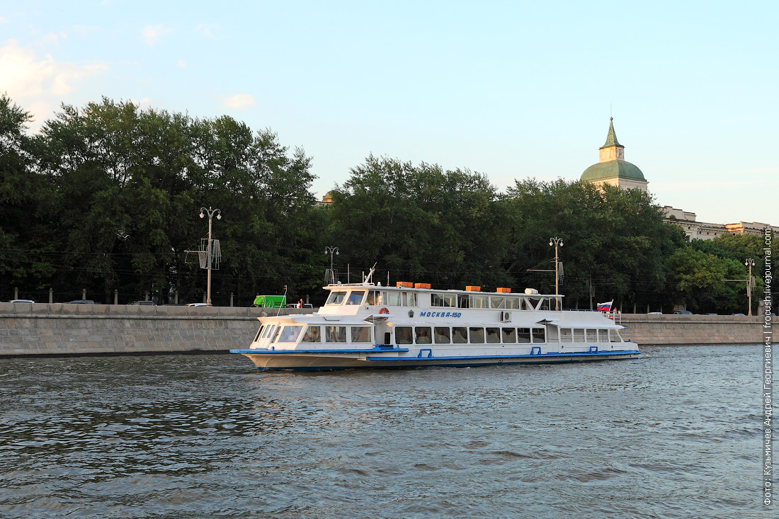 Движение теплохода москва река