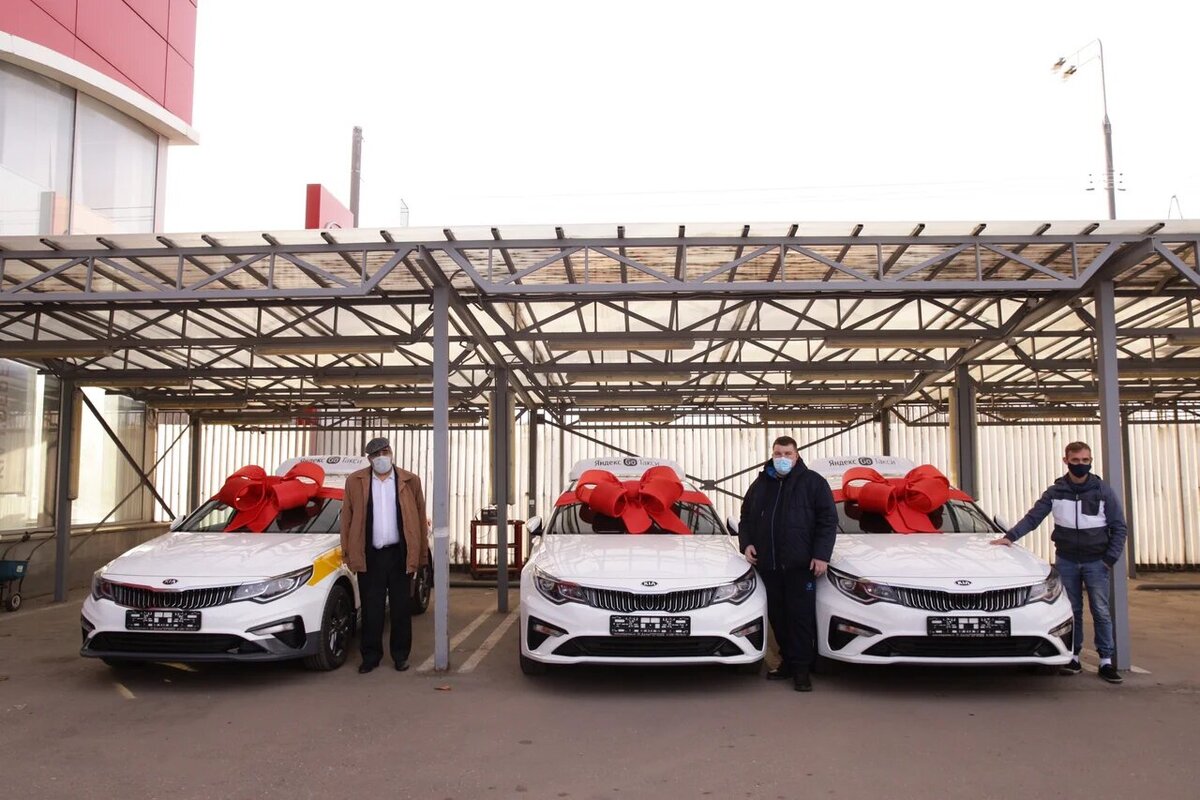 A woman and son buying a car. сотрудничество с таксистами. автокредит машина. машины. автомеханик машина.