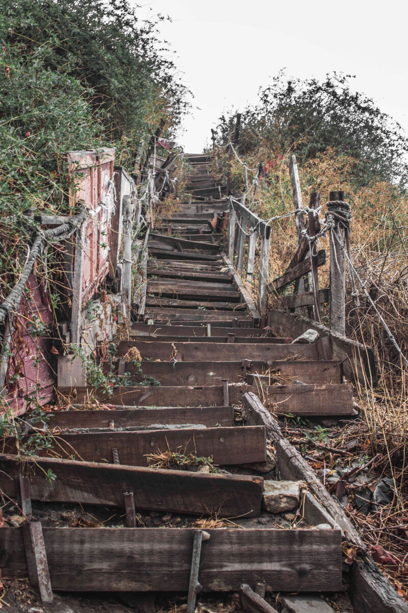 Лестница вниз на набережную.