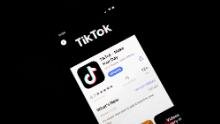 Крайний срок TikTok для завершения сделки с покупателем из США был продлен во второй раз менее чем за месяц. 
В среду администрация Трампа дала китайскому владельцу короткого видеоприложения ByteDance возможность до 4 декабря заключить сделку о поглощении Oracle и Walmart, сообщил представитель министерства финансов.
«Комитет по иностранным инвестициям в Соединенных Штатах (CFIUS) предоставил ByteDance продление на одну неделю ... чтобы дать время на рассмотрение пересмотренного представления, которое Комитет недавно получил», - сказал пресс-секретарь.
Этим летом Трамп своим распоряжением установил 12 ноября в качестве жесткого крайнего срока для ByteDance, чтобы продать TikTok, у которого более 100 миллионов пользователей в США. Но по мере того, как крайний срок подошел и прошел, воцарилась путаница по поводу того, какие последствия могут быть у TikTok. В указе Трампа не говорилось, что TikTok будет забанен, если он не уложится в срок; на самом деле, в нем вообще нет никаких последствий.
Ранее в этом месяце правительство США незаметно продлило этот крайний срок на две недели до пятницы, 27 ноября, и теперь решило продолжить.
Индия запрещает больше китайских приложений, поскольку напряженность остается высокой
Индия запрещает больше китайских приложений, поскольку напряженность остается высокой
TikTok не сразу ответил на запрос о комментарии.
Трамп назвал TikTok угрозой для национальной безопасности - компания отрицает это заявление и сомневаются в экспертах по кибербезопасности - в августе он издал еще одно распоряжение, которое сделало бы незаконными какие-либо деловые отношения с компанией.
Министерство торговли США пыталось обеспечить выполнение этого приказа, пытаясь запретить загрузку приложения в сентябре. Агентство также сообщило, что к середине ноября интернет-компаниям будет запрещено пропускать трафик TikTok.
Обе эти меры были временно заблокированы федеральными судьями после того, как создатели контента TikTok и TikTok подали в суд в отдельных случаях, чтобы помешать их вступлению в силу.