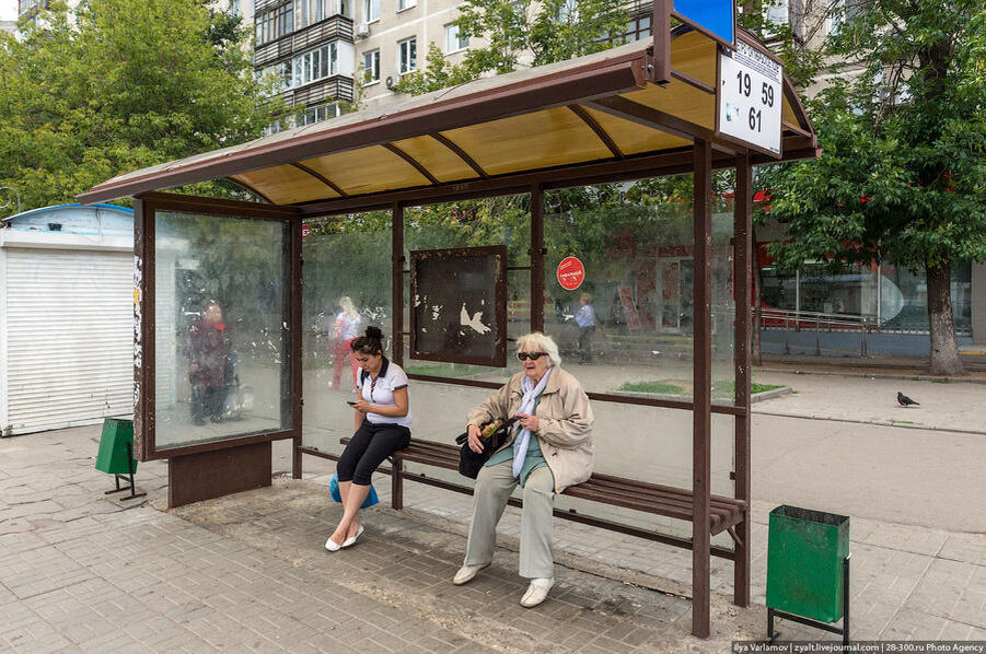 Я не суеверный человек,но тот случай меня удивил.
В один зимний день стоял я на остановке,ждал автобус,чтобы поехать в гости к бабушке.