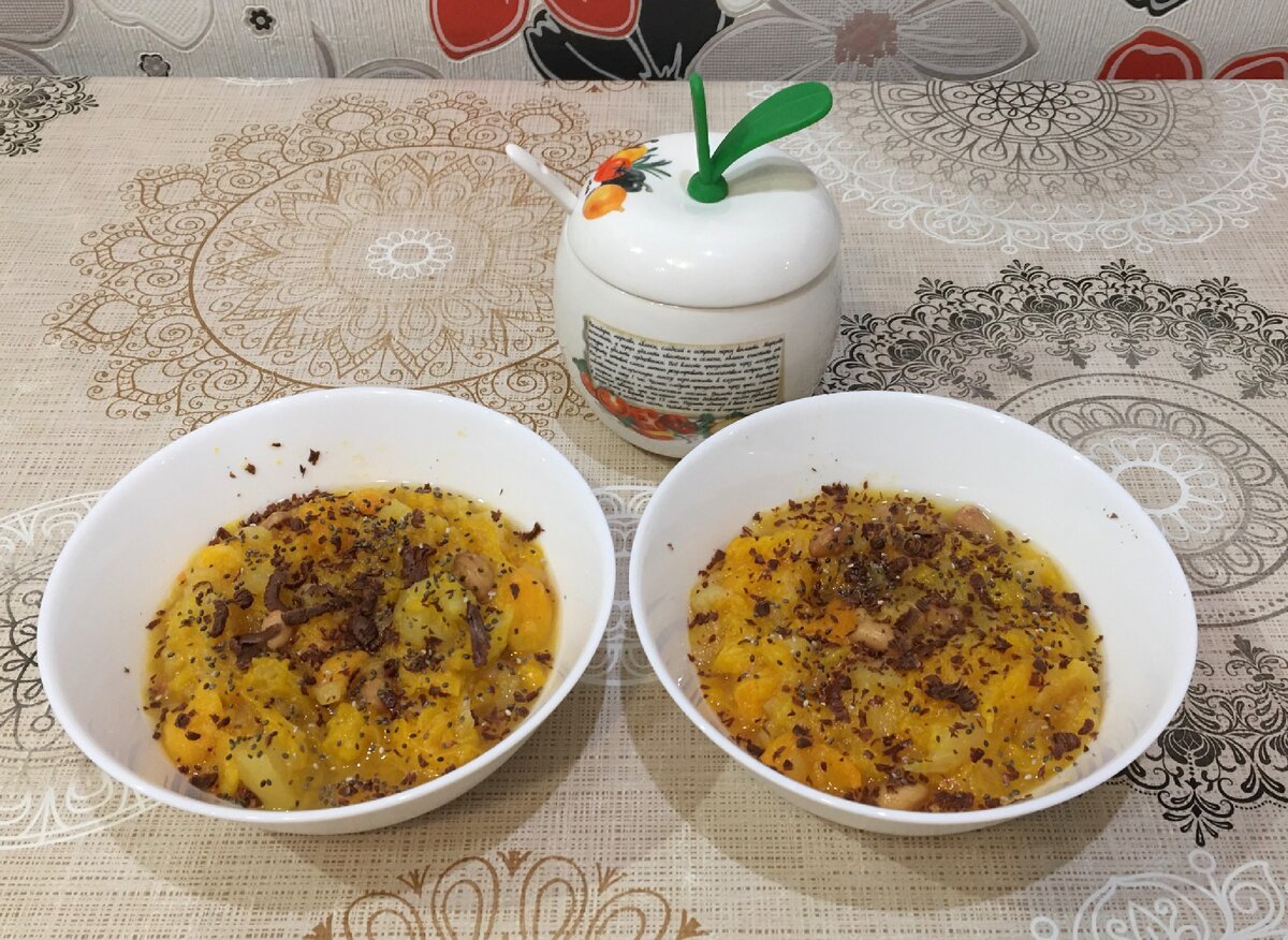 Сервировка, конечно, не очень, но зато очень вкусно и полезно. Здесь я добавила тертого шоколада и семена чиа. 