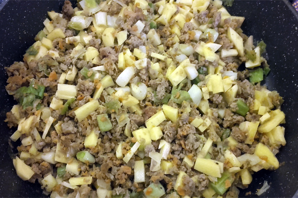 жареный фарш с луком пореем и сырой картофель 