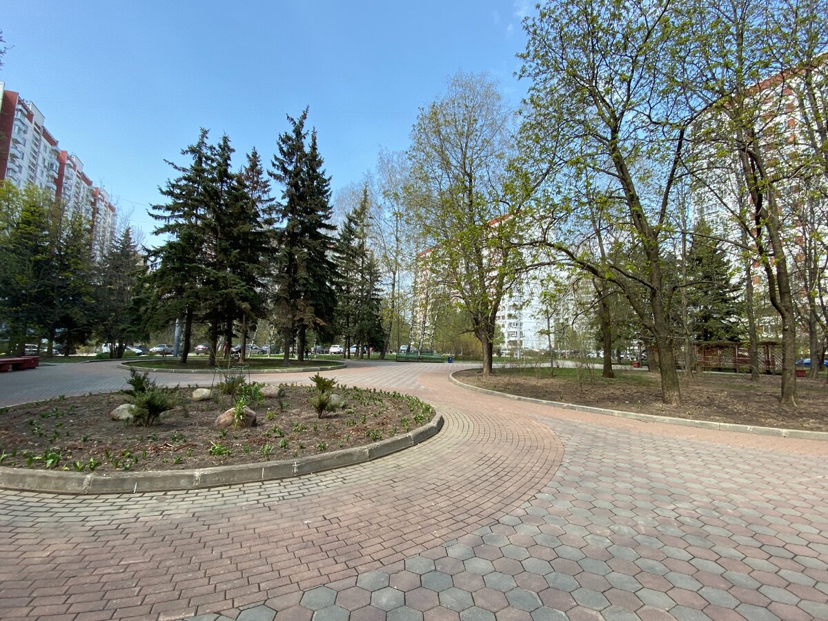 Дворы огромные, с беседками, с нестандартными, плавными линиями озеленения. Они и сейчас выглядят образцово-показательно. Фото автора блога Дно Мещанства. 