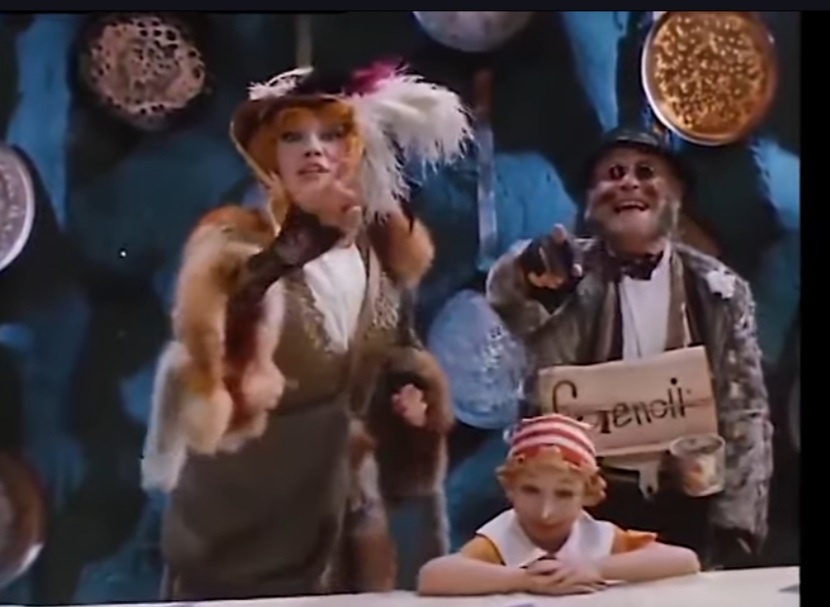 Я хоть и не "богатенький Буратино", но у меня есть работа, за которую платят зарплату. И перечисляют ее на банковску карту.