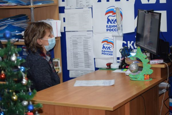 

Фермеры – изменить налоговое законодательство...

Житель станицы Новобейсугской Петр Кирик обратился с вопросом, который волнует не только выселковских и устьлабинских фермеров, но и всех средних и малых сельхозпроизводителей Кубани: о возможности изменений налогового законодательства в части порядка уплаты единого сельскохозяйственного налога. Дело в том, что на сегодняшний момент этот налог уплачивается по месту постановки на учет организации или предпринимателя. Однако в Краснодарском крае, как и в других регионах нашей страны, наблюдается такая ситуация, когда при наличии значительных фермерских и сельскохозяйственных земель в одном поселении, налог уплачивается в бюджет других субъектов, так как многие организации и предприниматели зарегистрированы в других населенных пунктах.