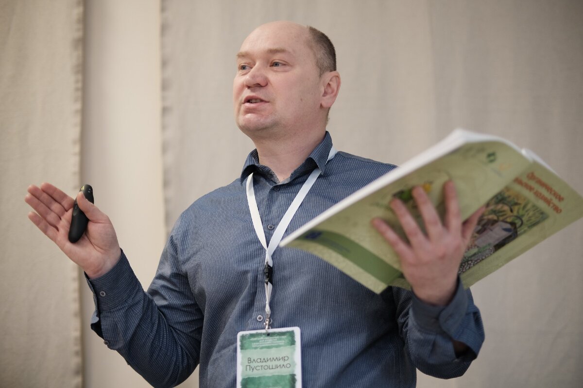 Тематический координатор проекта Владимир Пустошило знакомит со структурой руководства по программе