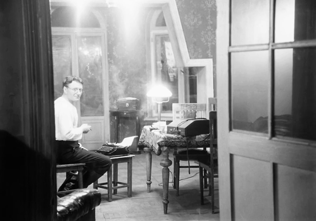 Журналист Ханин (одна из лучших ролей Андрея Миронова) / Кадр из фильма "Мой друг Иван Лапшин" (Ленфильм, 1984)