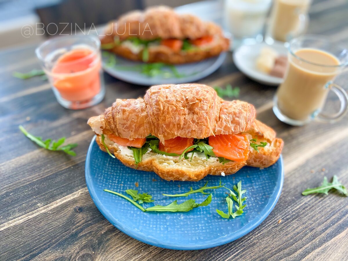 Круассан с семгой, рукколой и сливочным сыром