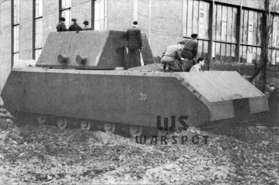 Первый выезд Pz.Kpfw. Maus V1 23 декабря 1943 года. На борту видна нарисованная мышка и надпись Mäuschen (немецк. «мышонок»). Фото с сайта Warspot.ru