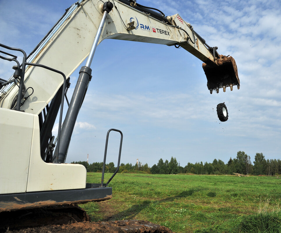 Думаете, это так просто - разрушить колёсный диск экскаватором? У нас на это ушло несколько часов. Но всё равно необратимого результата  достичь не удалось. Хотя в дело пустили не только ковш, но и гусеницы .
