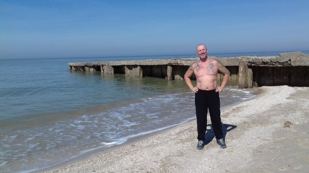 Муж на пляже Ейска, март 2021