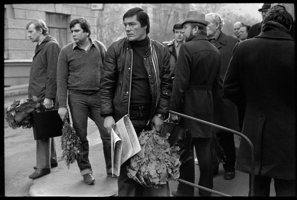 Утренняя очередь в Сандуновские бани
Владимир Соколаев, 30 апреля 1984 года, г. Москва, МАММ/МДФ.