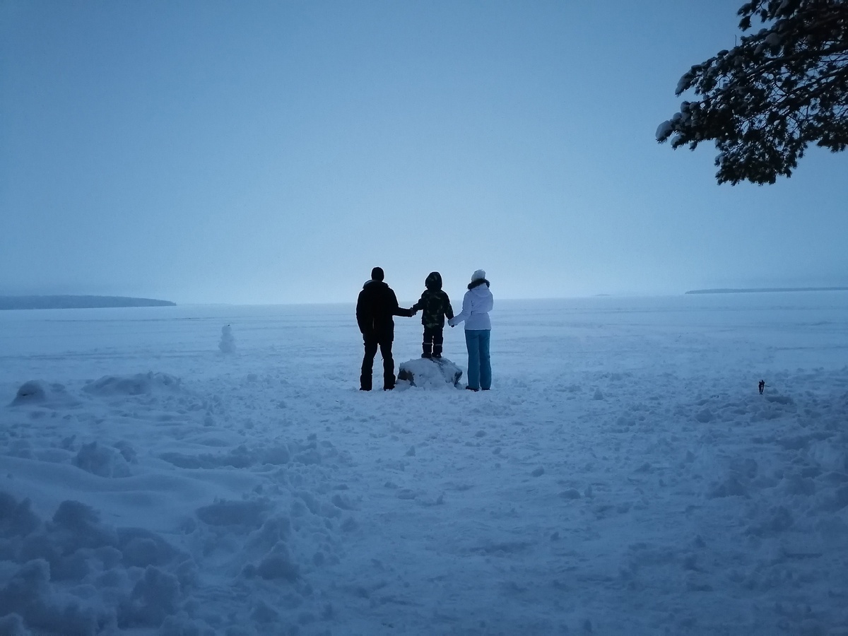 Путешествие в Карелию с 30 декабря - 3 января Преодолев с небольшим 970км мы добрались до города Сортавала🏘Город республиканского значения в Республике Карелия Российской Федерации, расположенный в Северном Приладожье.Платная трасса🛣 достойная, внимательно следите за бензином, ⛽ заправки встречаются редко. Зимебыть и это только начало, вчера был разгрузочный день, сегодня поедем по своему маршруту.Красивые дороги, серпантин отвесные скалы с пушистым деревьями🌲Ладожские шхеры Национальный парк в Лахденпохском, Сортавальском и Питкярантском районах Республики Карелия на северном и северо-западном побережье Ладожского озера, созданный для сохранения уникальных природных комплексов озёрных шхер.Дорога 😍🌲 местами было страшно страшно интересно, ну что же там за поворотом.Были страхи, что мы приедем и не будет снега.Но Карелия нас встретила прекрасно. Сегодня с утра был дождь. Потом налетела пурга и все покрылось снегом.Темнеет рано, ну как рано в 16.00 уже темновато.Наше путешествие продолжается дальше. ❄Посетив город Сортавела, побывав в Рускеала и Ладожских шхерах мы продолжили свой путь в сторону Петрозаводска.Сегодняшний день был очень насыщенным на события.С водителем все в порядке живой, предложили помощь, чай еду, медикаменты. На место выехал наряд ДПС и эвакуатор На скорости произошла поломка машины, от чего и оказался на боку.Водопад Кивач на реке Суна в Республике Карелия очень красивое место. Рекомендуем для посещения с семьёй. Вход платный удобный подход к водопаду. Есть дендропарк. Небольшой музей. Катание на лошади и пони с возможностью покормить морковкой. Сувенирная лавка с адекватными ценами. Парковки как таковой нет, авто все ставят вдоль дороги.🏔Горный Парк Рускеала🌲Туристический комплекс, расположенный в Сортавальском районе Республики Карелия. Основой комплекса является объект культурного наследия, памятник истории - заполненный грунтовыми водами бывший мраморный карьер.Очень красивое место, шикарные виды . Обязательно сходите на экскурсию в пещеры! Смотровые площадки обязательны к посещению! Тарзанка и канатная дорога над карьером. С маленькими детьми учтите-дорожки из гравия-коляска не едет, много тропок по горам.🚂Можно поездом из Москвы от Ленинградского вокзала до Сортавалы потом пересадка на Ретропоезд до Горный Парк Рускеала вечером в парке своя атмосфера, включается подсветка.Такая снежная, гостеприимная, незнакомая. За день узнать невозможно, а влюбиться - легко 🤍Калитки, саамы, Талви Укко, яранги и чумы, а ещё много-много заснеженных деревьев - вот что нас окружало в течение всего дня.А теперь расшифрую ☺✨Калитка - национальная выпечка карел, в виде лодочки из ржаной муки, сверху с картошкой, творогом и тд.✨Саамы - малочисленный финно-угорский народ, обитавший на данной местности, принадлежавшей когда то скандинавам.✨ Талви Укко - корельский Дед Мороз✨ яранги и чумы - национальные жилища саамов Программа была насыщенная: посещение фермы, шаманские танцы с саамами, посещение питомника хаски, посещение северных оленей, катание на финских санях 🛷, поход в гости к Талви Укко и загадывание желаний. Сколько стоит съездить на машине в Карелию из Москвы.Расчёты на 3 дня и четыре ночи.Платная трасса 🛣 м11 - в две стороны вышла 3700р.⛽Бензин всё вместе - 10200р.🏘 Проживание - 8300р.🎉Прочее (еда, развлечения) - 8000р.🚙 Всё расчёты индивидуальны в зависимости от вашего тс и аппетитов❄Первое что я сказал сегодня утром, открыв глаза "ну что куда теперь поедем?")))))💜Проехали около 3000км за всё путешествие