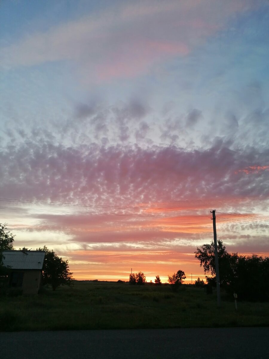 Это вид с нашей лавочки у двора. У нас очень красивые закаты