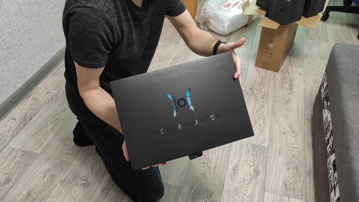 Кадр из видео с распаковкой Hunter V700.