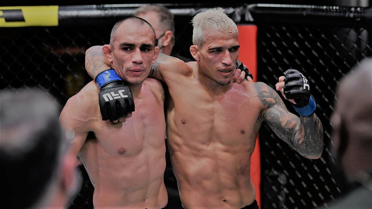 в Лас-Вегасе (США, штат Невада) местный боец Тони Фергюсон (25-5) сразился с бразильским файтером Чарльзом Оливейрой (30-8-1), передает.Фергюсон вернулся в октагон после сенсационного поражения Джастину Гэтжи в майском поединке за временный титул чемпиона UFC. Бой с Оливейрой был трехраундовым и закончился поражением Эль Кукуя после единогласного судейского решения. Удивительно, но фаворит без шансов проиграл каждый раунд прошедшей схватки. Оливейра отпраздовал успех в 30-й раз в своей карьере, а американец проиграл пятый бой в ММА.