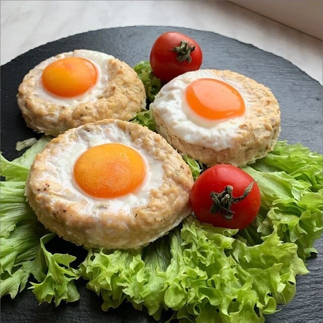 Куриные гнезда с яйцом 🤩 
Масса белка и минимум углеводов! Нежные гнезда из куриного фарша с начинкой из яйца станут прекрасным основным блюдом на обед или ужин 😉 Очень насыщают, проверено 💪
⠀
На 100 г 135 ккал, 18.1 г белка, 6.9 г жиров, 2.1 г углеводов
⠀
Ставьте ❤ и сохраняйте себе эту ПП-вкусняшку)
⠀
Ингредиенты очень просты:
• куриное филе – 500 г (можно сразу взять филейный фарш)
• куриное яйцо для фарша – 1 шт.
• лук – 1 небольшой
• яйца в гнезда – 5-6 шт.
❗️На фото куриные, но я бы советовала использовать перепелиные – они больше подходят по размеру. И тогда кол-во надо увеличить в 2 раза 😉
• специи для курицы/котлет, соль и перец по вкусу.
⠀
Готовим!
✅ Филе с луком измельчаем в мясорубке. Либо очень мелко режем лук и вмешиваем его в фарш.
✅ Добавляем к фаршу яйца, соль, перец, специи и все хорошенько вымешиваем.
✅ Смачиваем руки водой и формируем круглые котлеты. Выкладываем их на пергамент для выпечки. Делаем в гнездах выемку, чтобы в нее поместилось яйцо.
✅ Выпекаем гнезда в предварительно разогретой до 180 С духовке 15-20 минут, в зависимости от их размера.
✅ Затем достаем противень, разбиваем в выемку яйца и снова отправляем котлеты выпекаться – на 5-10 минут. Ориентируйтесь по готовности яиц 😊
⠀
⠀
Вот и все😘 Приятного вам аппетита!