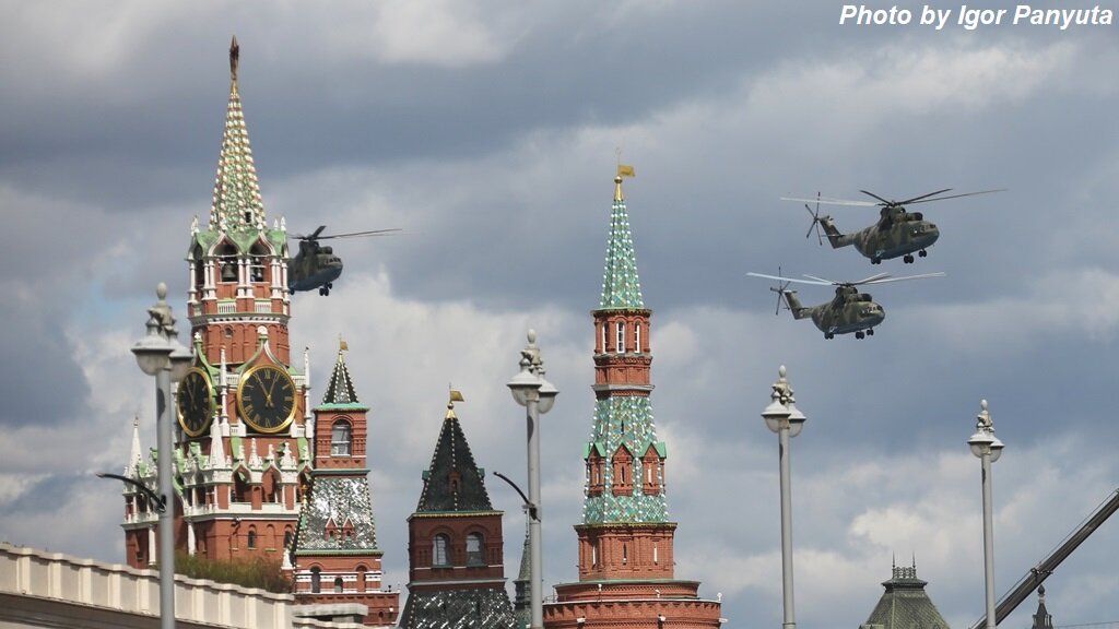 Военно-транспортные вертолёты Ми-26 над Красной площадью на параде Победы