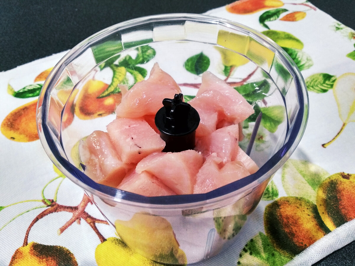 измельчаем филе курицы в блендере