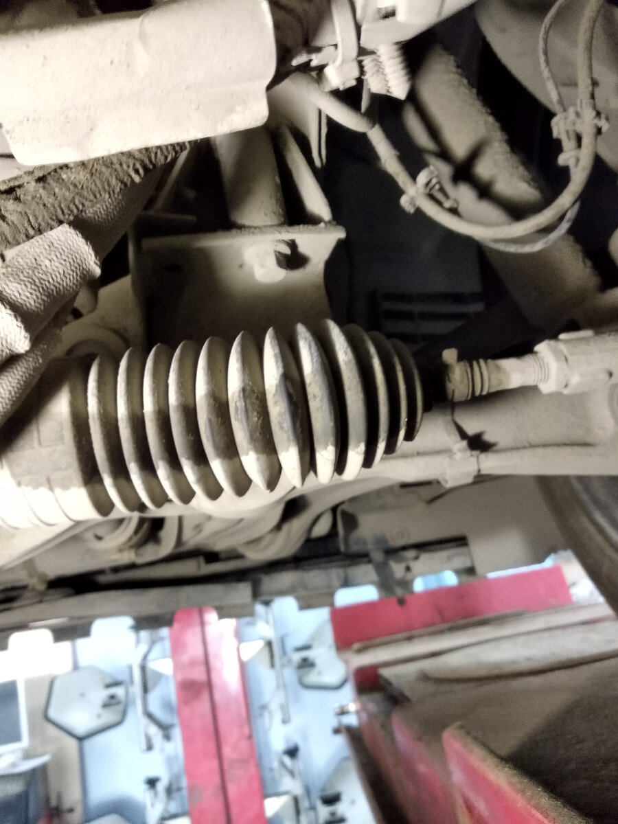 Масляное пятно на наружной части, повышенная упругость при сдавливании, низкий уровень жидкости ГУР говорят от том, что масло вытекает из рейки. 