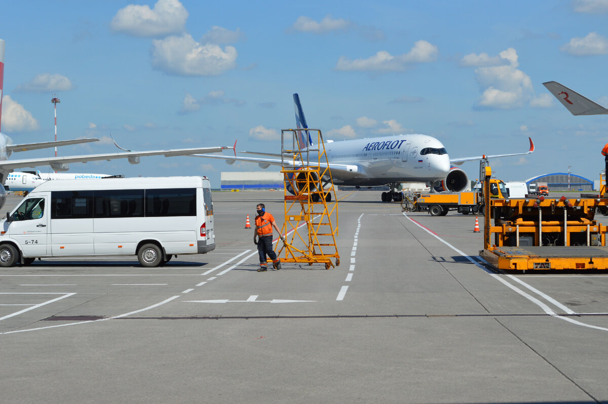 Перрон аэропорта Шереметьево между стоянками 18 и 19.