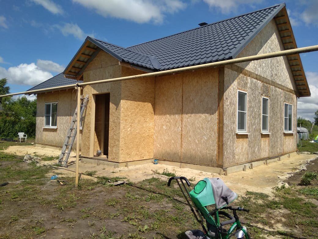 В процессе обшивки крыльца, разница по "новизне" материала видна невооружённым взглядом🧐