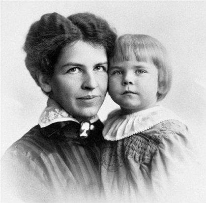 Туве Янссон с мамой (фотография из открытого источника)