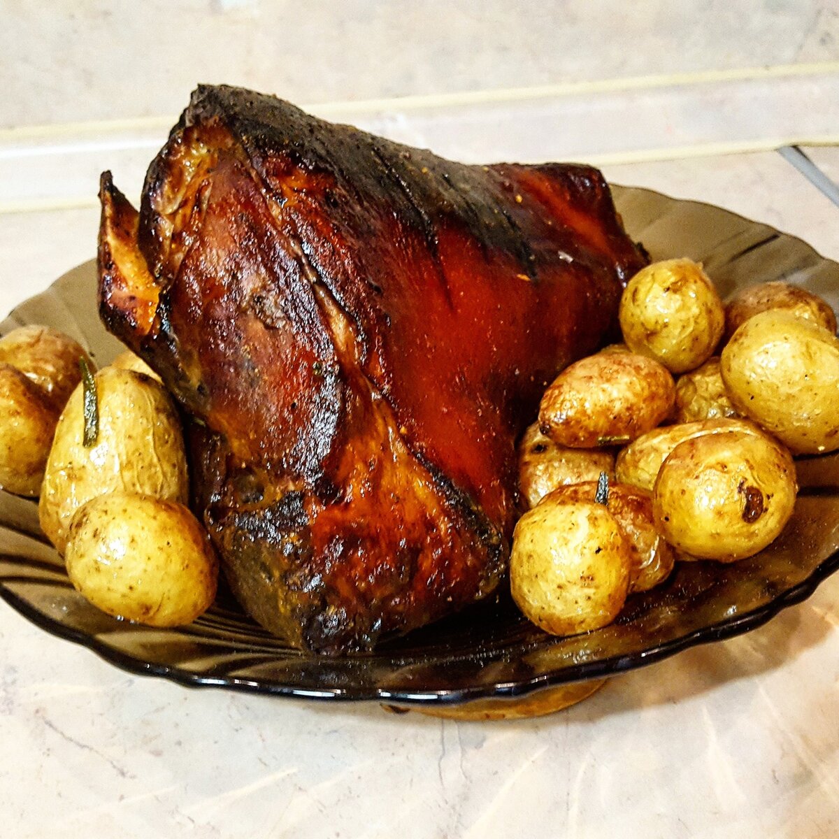 Рулька свиная запеченная с картошкой в духовке. Рулька свиная баварски. Рулька свиная запеченная в духовке.