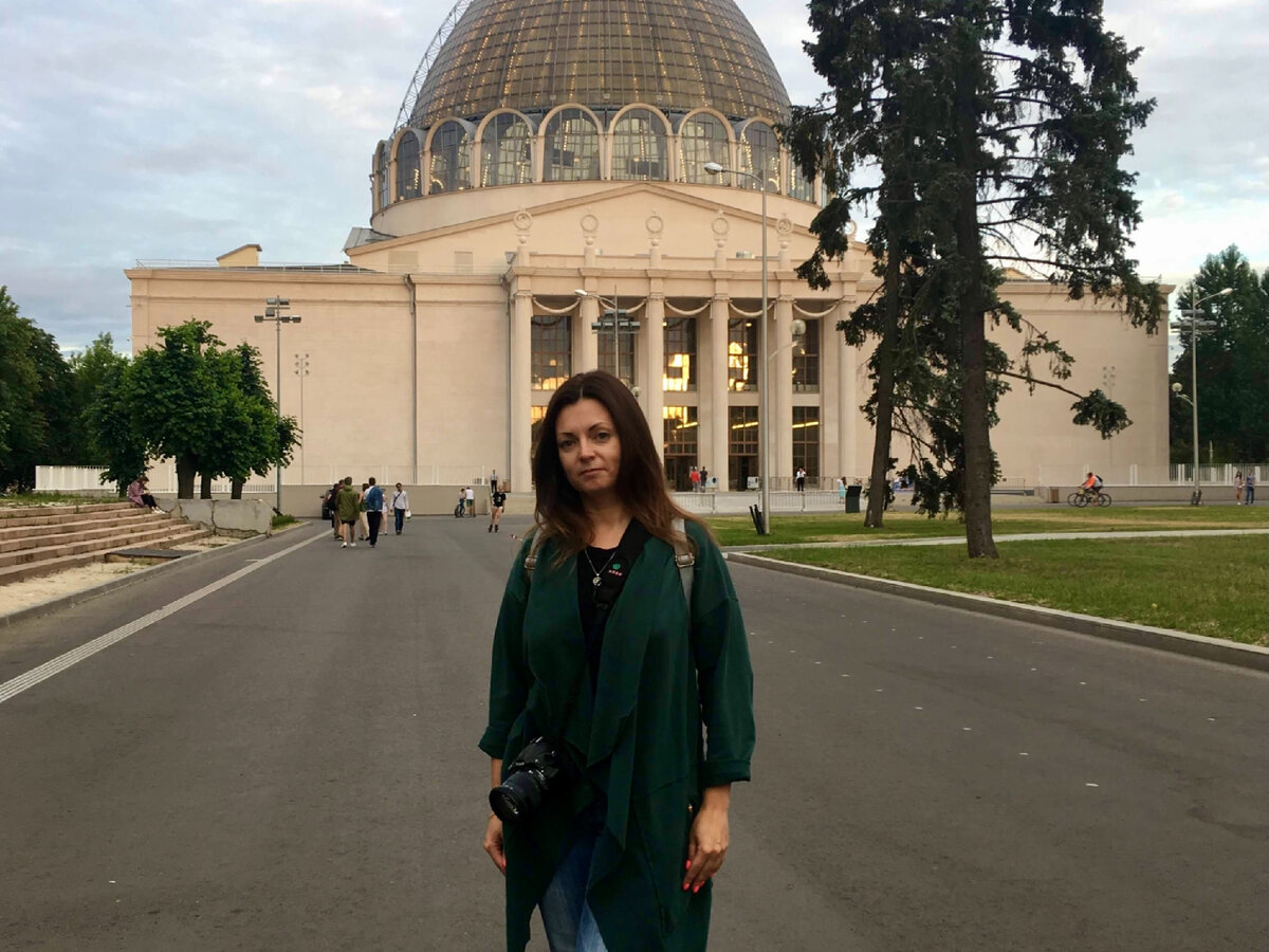 Фото из архива автора. За моей спиной тот самый бывший павильон «Космос» (ныне центр «Космонавтика и авиация») ВДНХ.