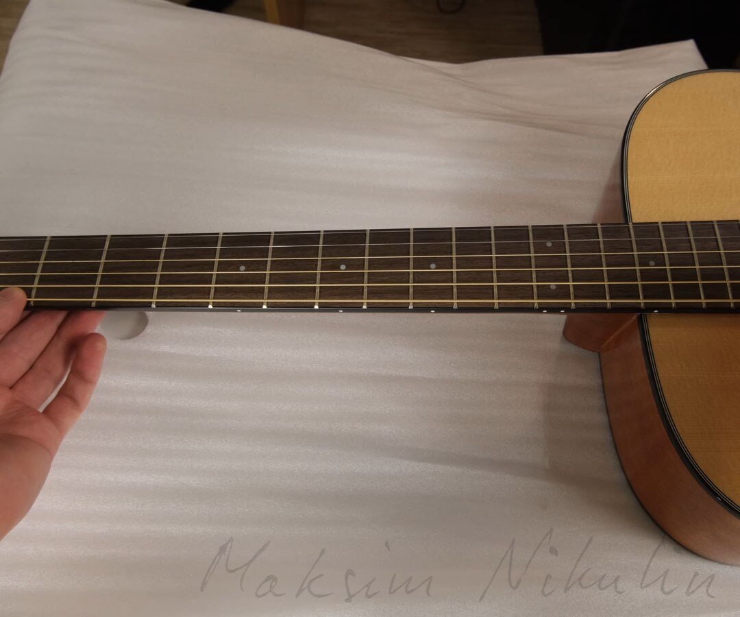 Измерение прогиба грифа гитары (общий план)