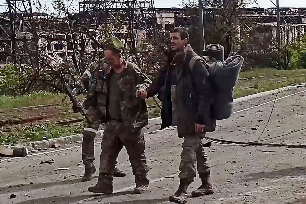 Выходящие из подвалов "Азовстали".  фото: картинки  яндекса.