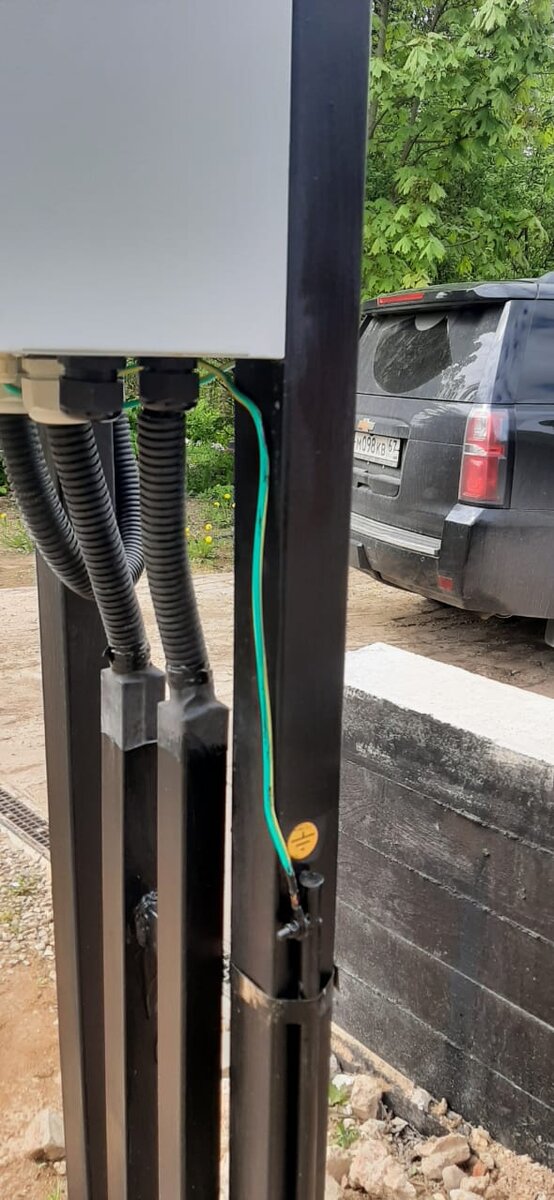 Металлическая конструкция заземлена. 