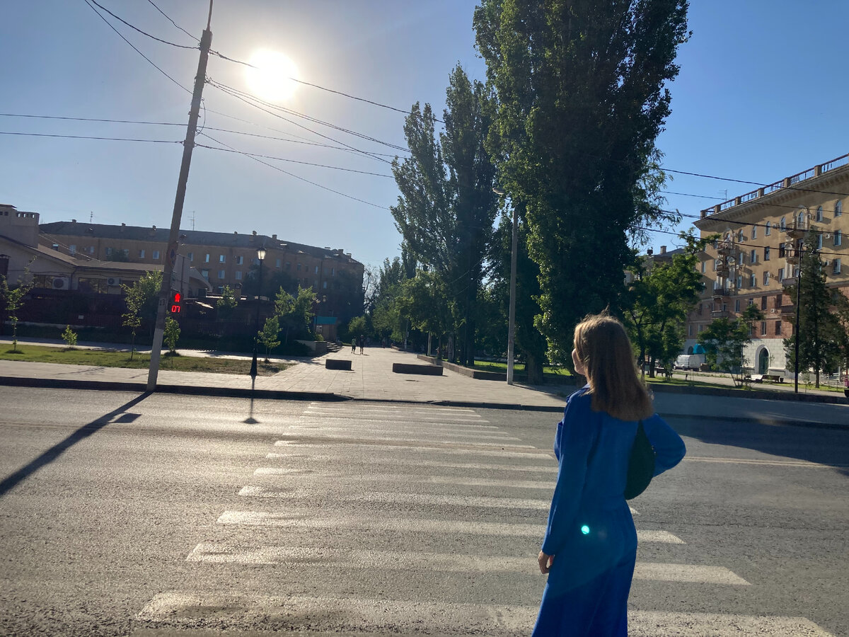 Нам вон туда, слева дом видите? 