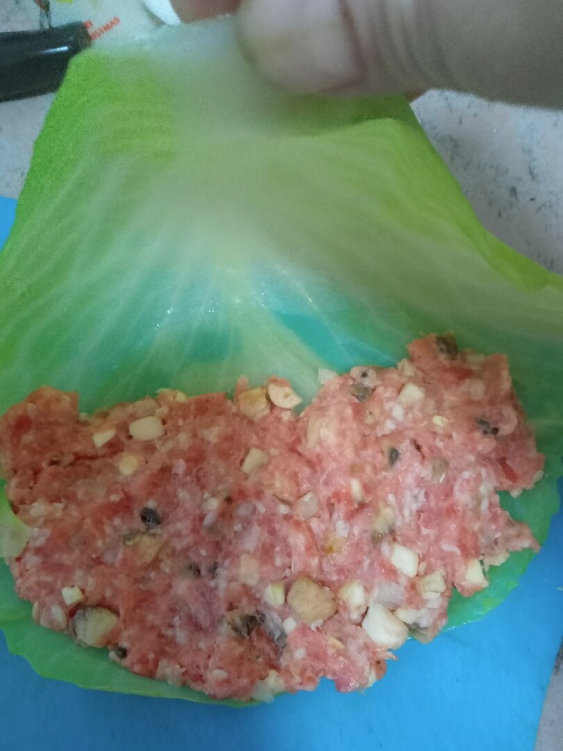 на одну половинку фарш, накрывает второй половиной
