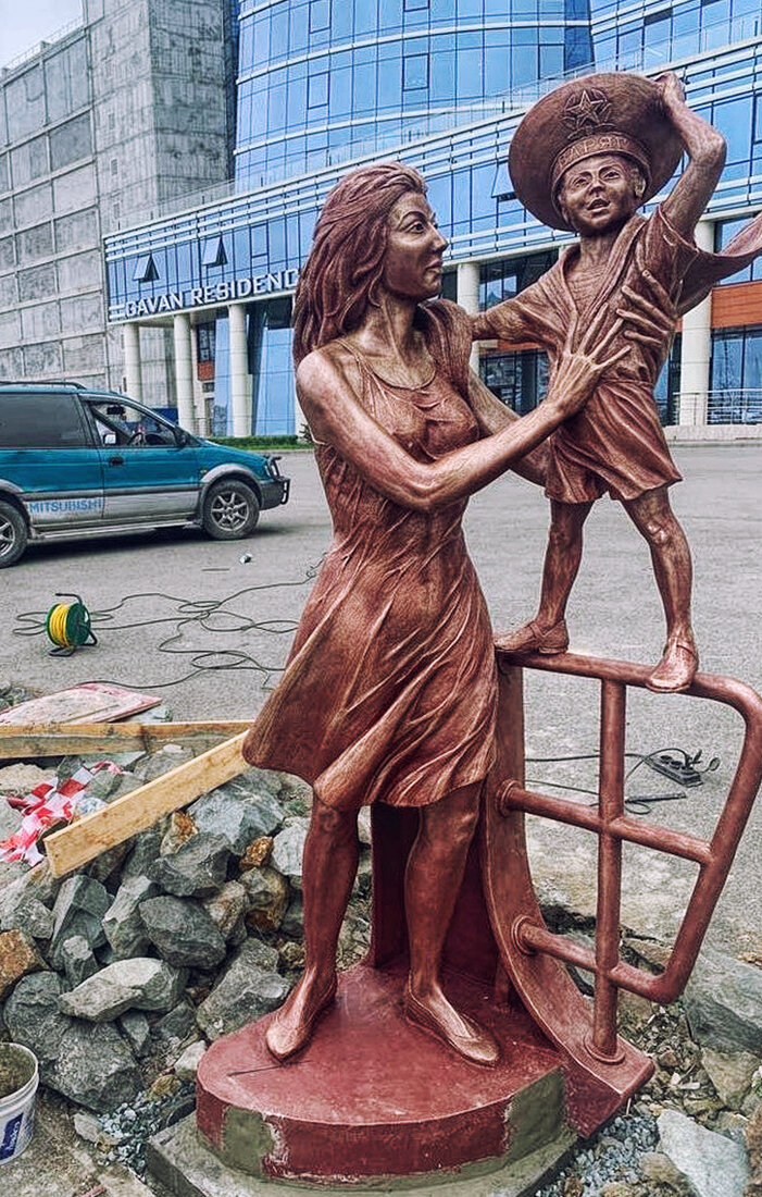 обратите внимание на длину второй руки, которой она обнимает ребенка со спины